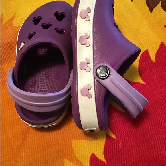 crocs cozzzy sandals black